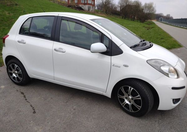 Toyota Yaris cena 22999 przebieg: 160000, rok produkcji 2010 z Brzozów małe 466